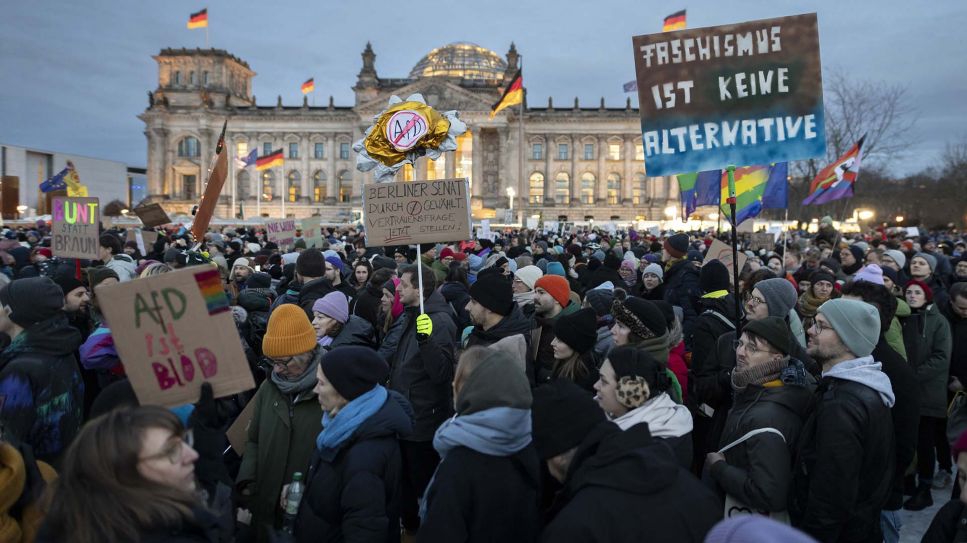 Archivbild: Demonstranten bei der Demo - Demokratie verteidigen - Zusammen gegen Rechts - , vor dem Reichstag Berlin. (Quelle: dpa/Imo)