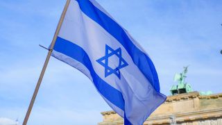 Symbolbild: Israel-Fahne bei einer Demonstration in Berlin. (Quelle: dpa)