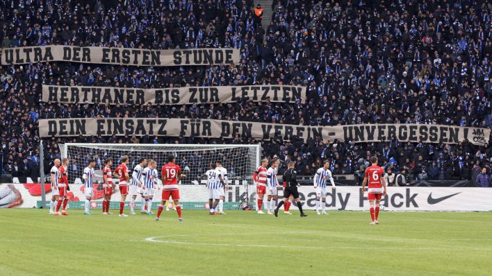 Ein Banner der Hertha-Fans aus dem Spiel gegen Düsseldorf (Bild: IMAGO/Metodi Popow)