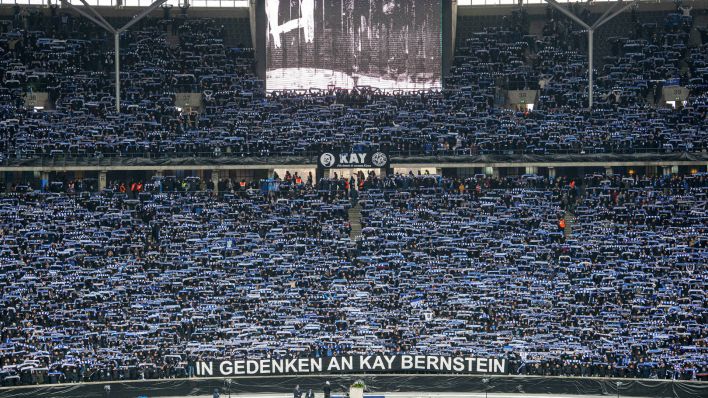 Die Ostkurve kurz vor Herthas Spiel gegen Düsseldorf (Bild: IMAGO/Matthias Koch)
