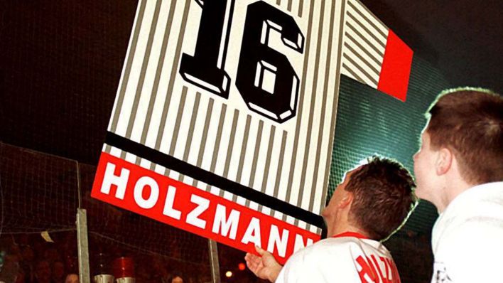 Georg Holzmanns Trikot bekommt nach dem Abschiedsspiel einen Ehrenplatz in der Eissporthalle (Imago / Oliver Behrendt)