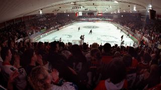 Innenansicht der Eissporthalle an der Jaffestraße bei einem Eishockey-Spiel im Jahr 2000 (Bild: Imago/Camera 4)