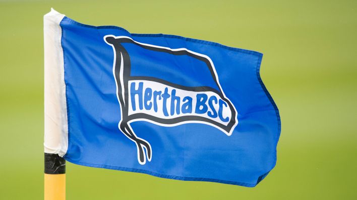 Eine Eckfahne mit dem Wappen von Hertha BSC (imago images/Matthias Koch)