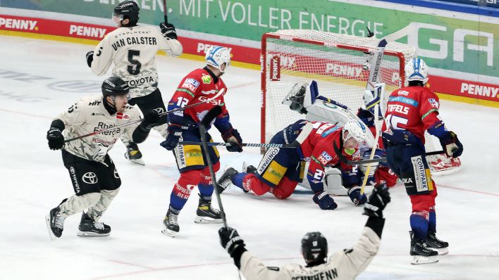 Die Eisbären Berlin im Spiel gegen die Kölner Haie (imago images/O.Behrendt)