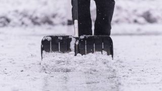 Schnee wird von Spielfeld geschaufelt (Bild: Imago/Lobeca)