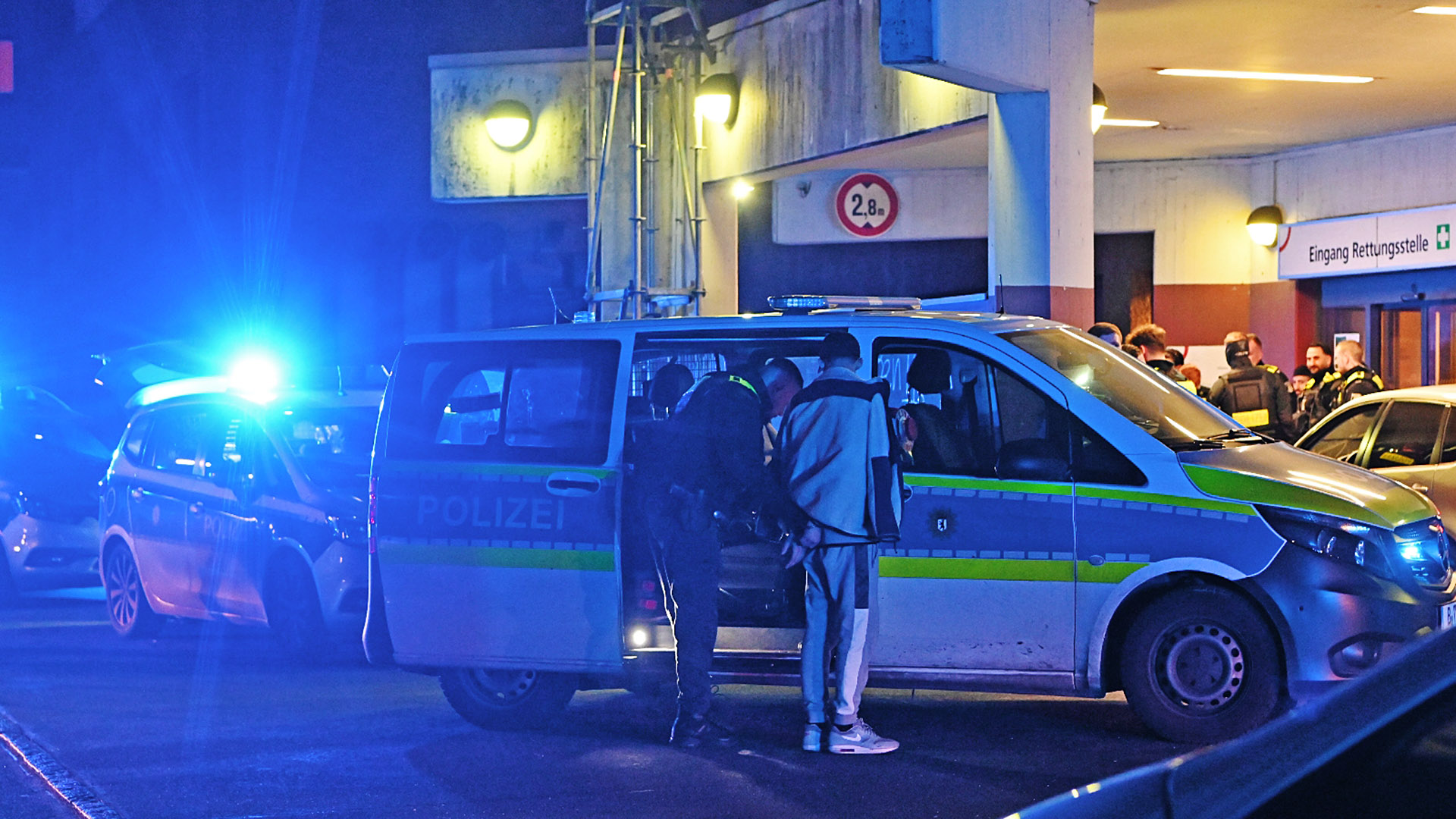 Ein Polizeieinsatz am Urbankrankenhaus in Berlin-Kreuzberg in der Nacht zum 25.02.2024.(Qulelle:Morris Pudwell)