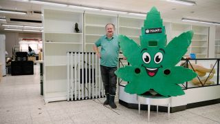 Wenzel Vaclav Cerveny vom Cannabis Anbauverein Chillout Club posiert am Dienstag, den 5. Dezember 2023 in dem neuen Laden in der ehemaligen Rewe Filiale in Aschheim (Oberbayern) für ein Foto (Quelle: dpa / Sebastian Gabriel).