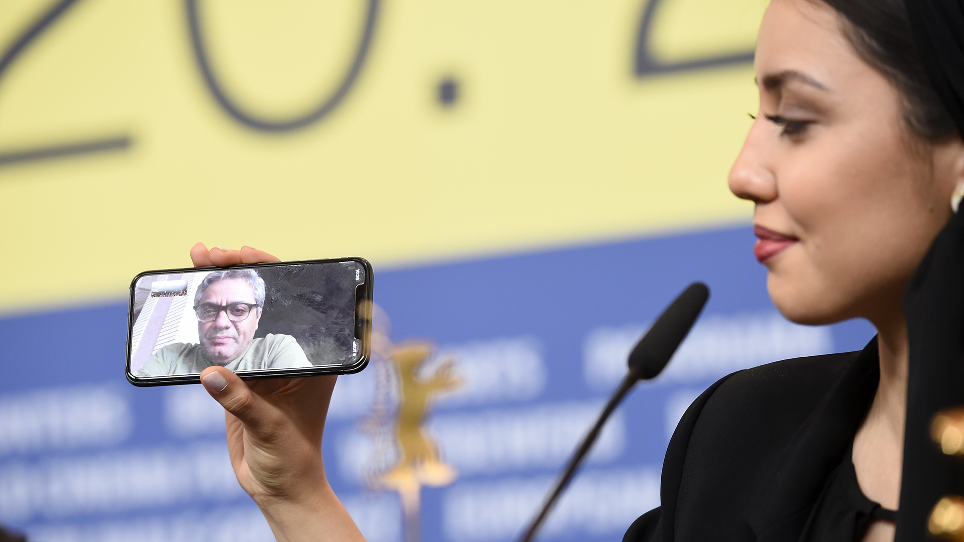 Baran Rasoulof spricht am 29.02.2020 bei der Pressekonferenz der 70. Berlinale via Skype mit ihrem Vater, dem Regisseur Mohammad Rasoulofüber seine Auszeichnung, den Goldenen Bär für den besten Film. (Quelle: dpa-Bildfunk/Gregor Fischer)