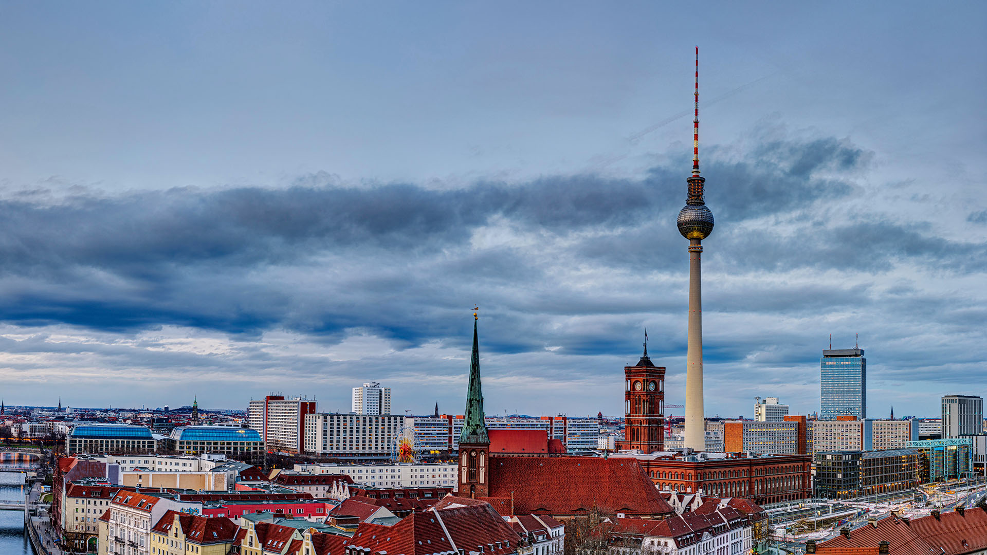 Symbolbild:Panorama des Berliner Stadtzentrums mit dem berühmten Fernsehturm in der Abenddämmerung.(Quelle:picture allaince/Zoonar/elxeneize)