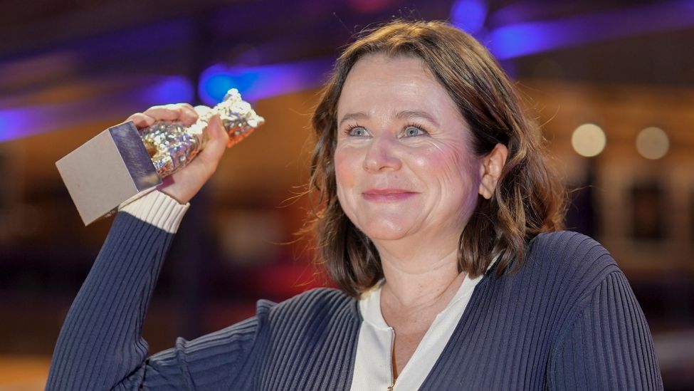 Actress Emily Watson poses with the Silver Bear for Best Supporting Performance for "Small Things Like These" at the International Film Festival, Berlinale, in Berlin. (Quelle: dpa/Schreiber)