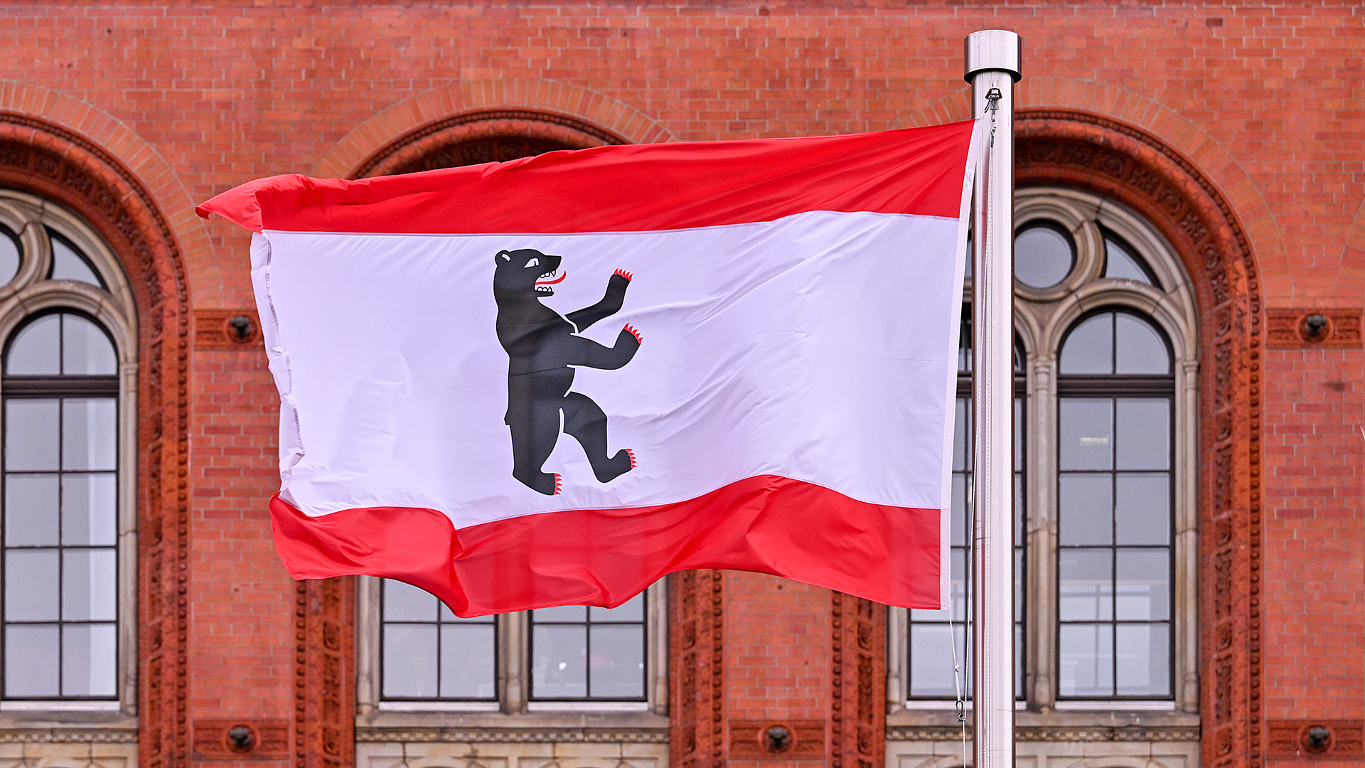 Symbolbild: Fahne des Landes Bild vor Rotes Rathaus am 31.10.2023.(Quelle: dpa / Soeren Stache)