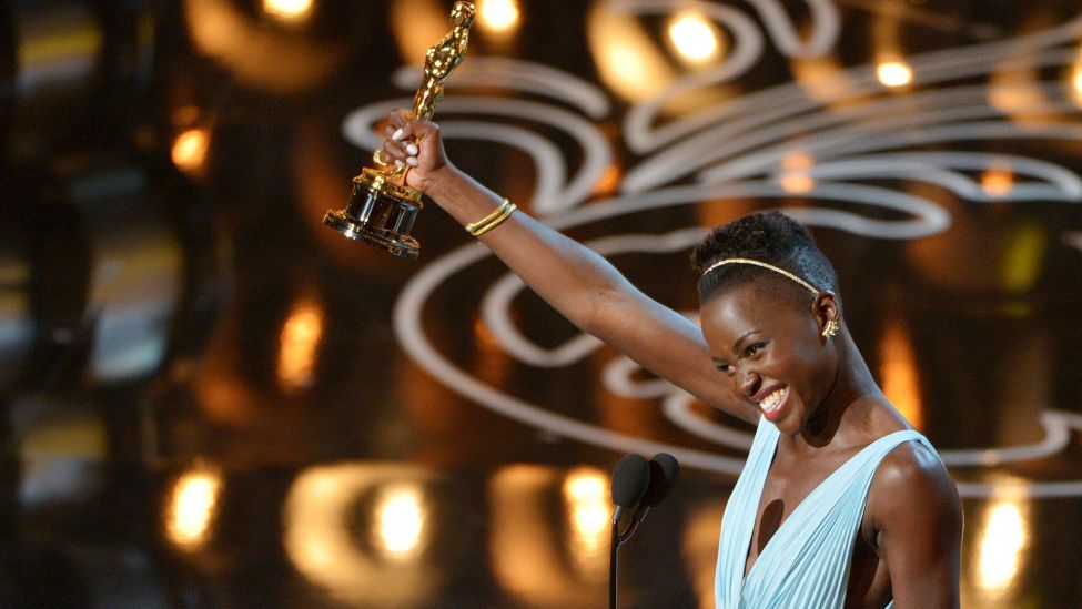 Die Schauspielerin Lupita Nyongo erhält am 02.03.2014 für ihre Nebenrolle in "12 Years a Slave" einen Oscar. (Quelle: dpa/Ivision/John Shearer)