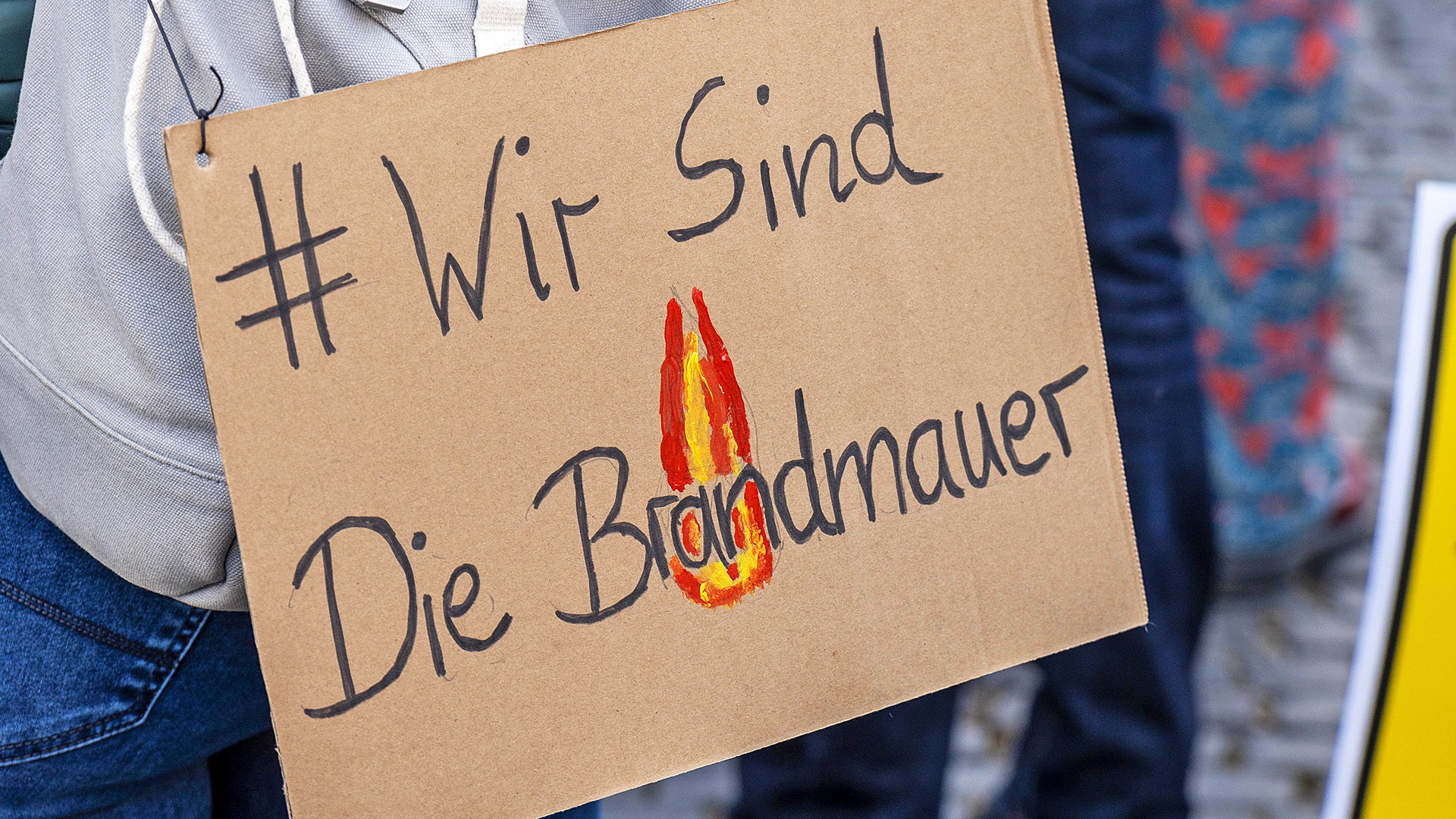Symbolbild: Plakat gegen Rechtsextremismus in Augsburg am 03.02.2024. (Quelle: picture alliance/Michael Bihlmayer)