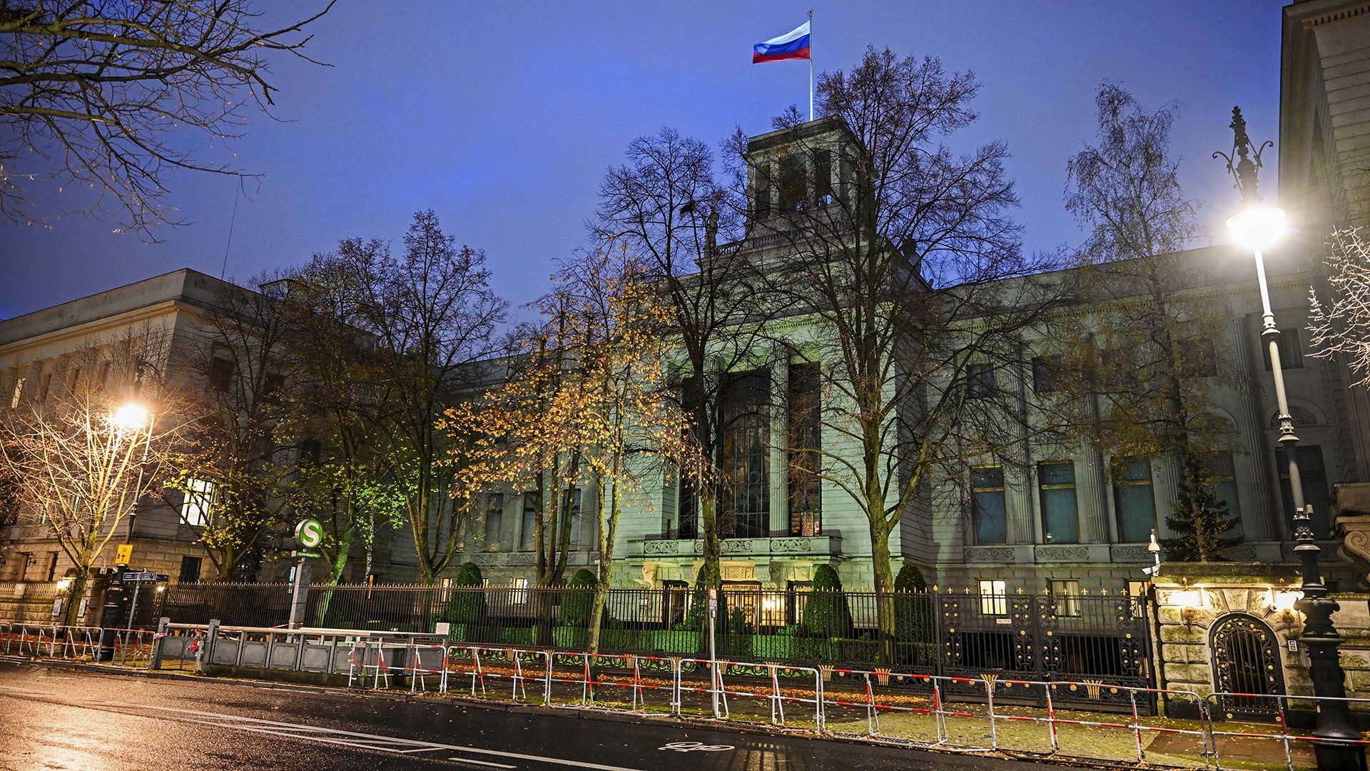 Symbolbild:Das Gebäude Botschaft der Russischen Föderation in der Bundesrepublik Deutschland am Boulevard Unter den Linden am Abend in der Dämmerung.(Quelle:picture alliance/dpa/J.Kalaene)