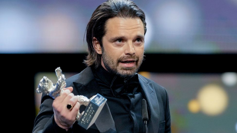 Sebastian Stan poses with the Silver Bear for Best Leading Performance for 'A Different Man', during the Berlinale awards ceremony in Berlin. (Quelle: dpa/Schreiber)