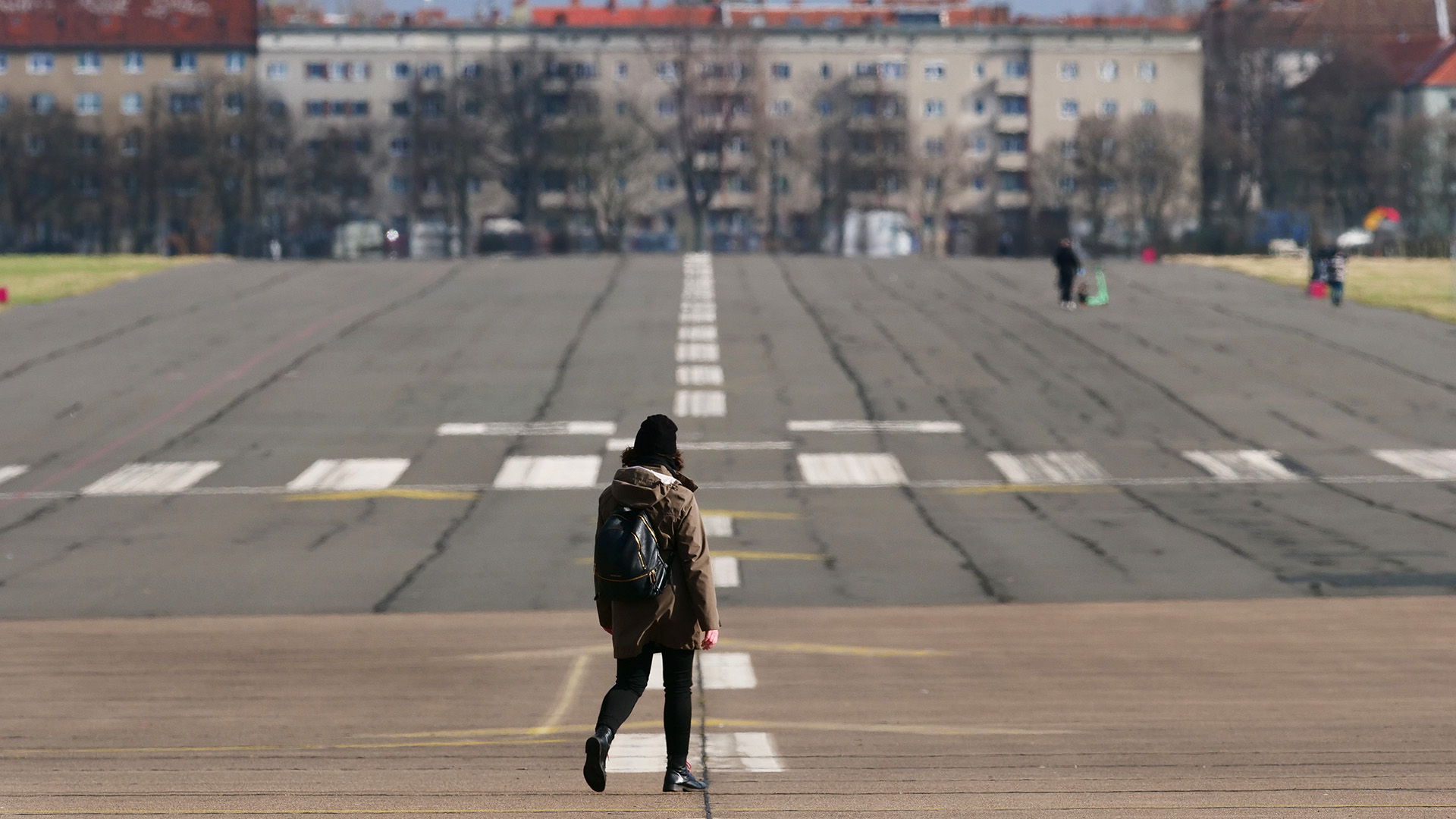 Symbolbild:Eine Frau läuft auf dem Tempelhofer Feld entlang.(Quelle:picture alliance/dpa/W.Steinberg)