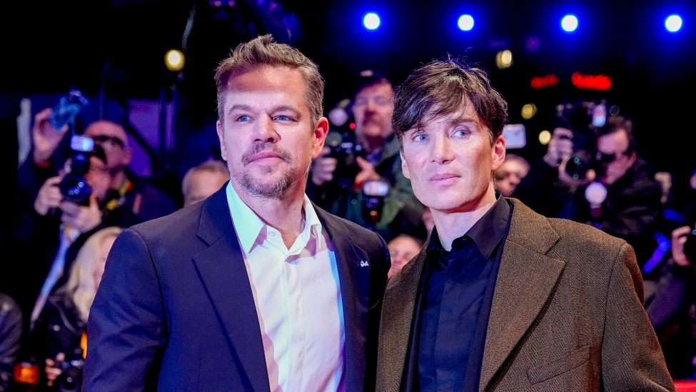 Actor Cilian Murphy, right, and producer Matt Damon stehen am 15.02.2024 auf dem roten Teppich des Berlinale Palasts. (Quelle: dpa/AP/Ebrahim Noroozi)