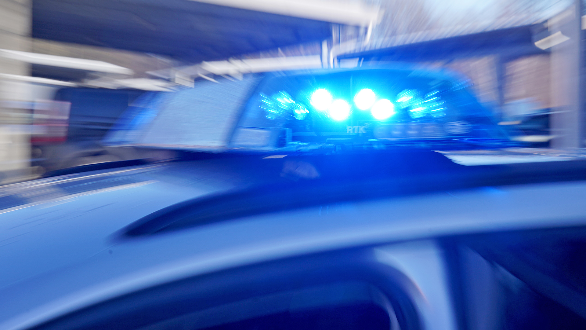 Symbolbild: Blaulicht leuchtet an einem Polizei Einsatzfahrzeug am 18.01.2024.(Quelle: dpa / Marcus Brandt)