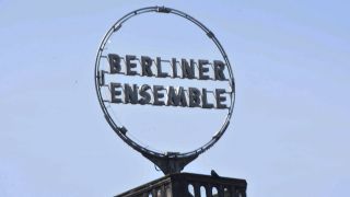 Symbolbild: Logo des Berliner Ensemble (Bild: imago images/ Lindenthaler)