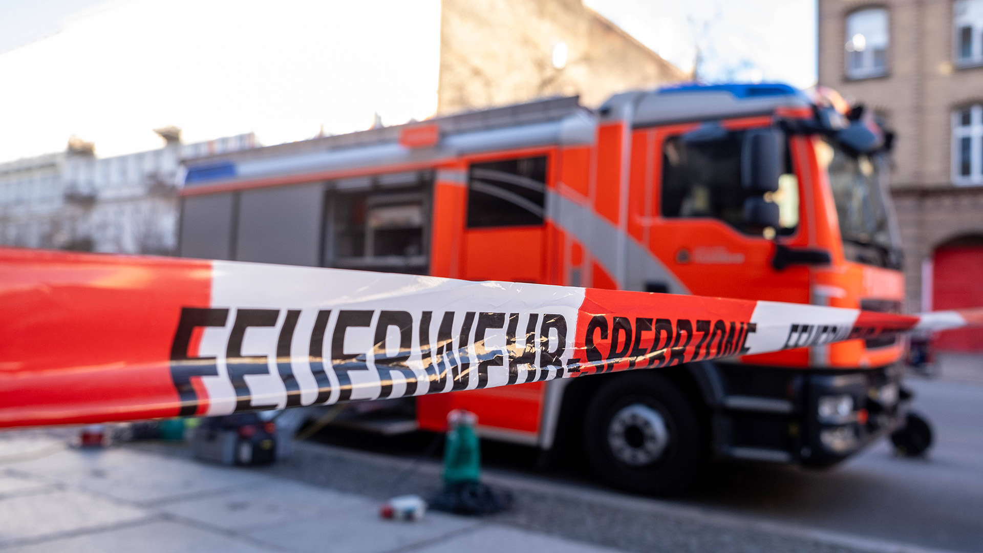 Symbolbild:Absperrband bei einem Einsatz der Berliner Feuerwehr.(Quelle:imago images/snapshot-photography/T.See)