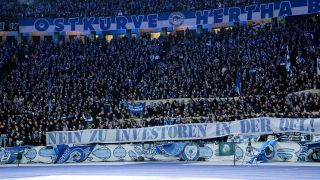 Fans in der Ostkurve von Hertha BSC protestieren gegen den geplanten Investoren-Einstieg der DFL (Quelle: IMAGO / Contrast)