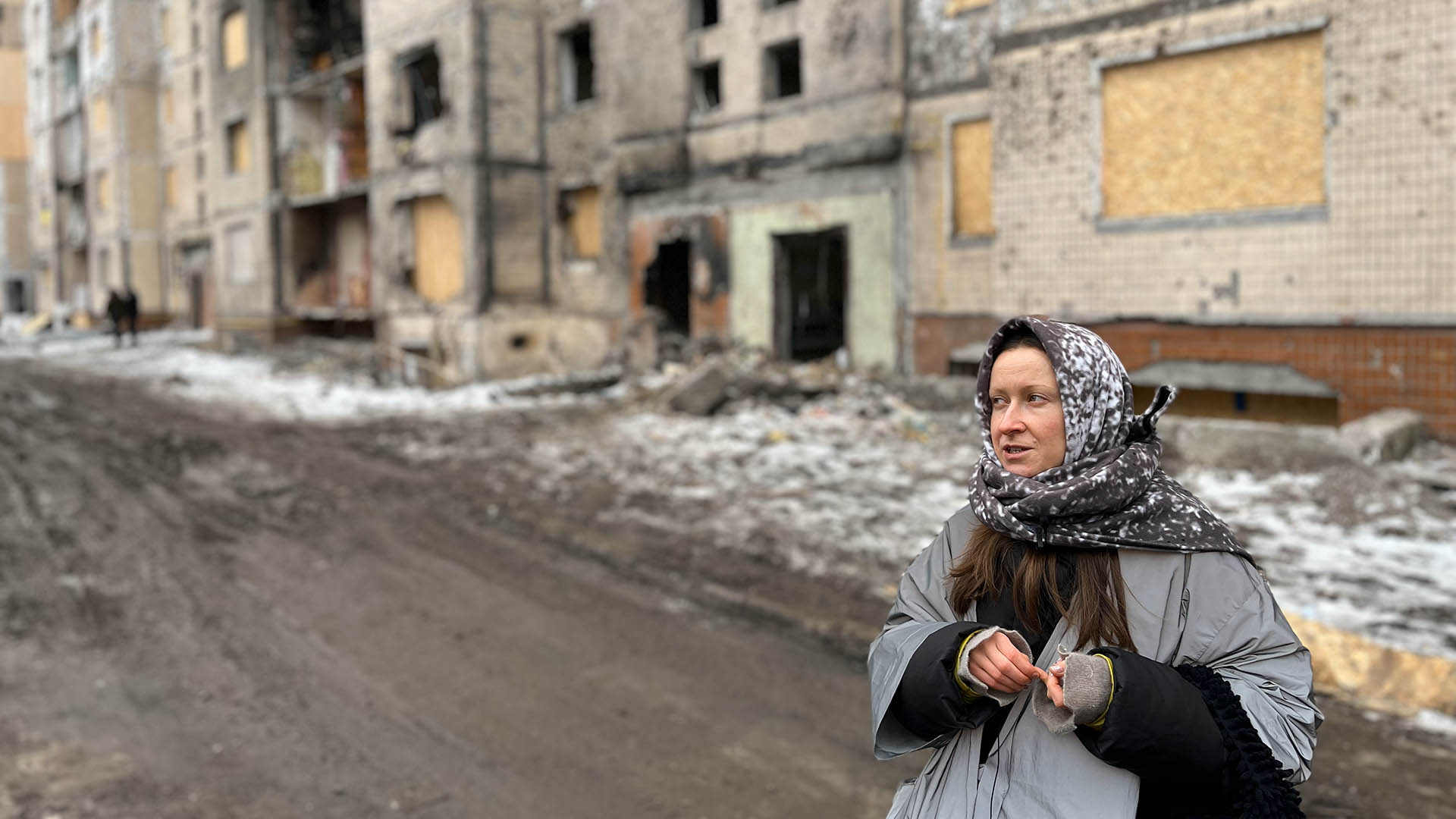 Dana vor der ausgebrannte Wohnung in Kiew (Quelle: rbb/Natalija Yefimkina)