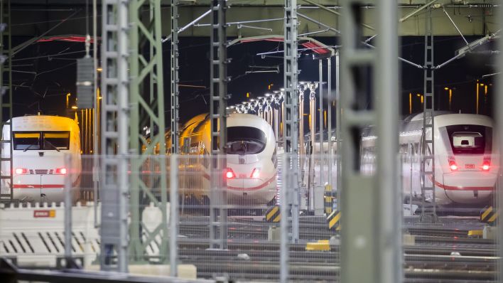 Züge stehen im ICE-Werk des Betriebsbahnhofs Rummelsburg. Die Gewerkschaft Deutscher Lokomotivführer (GDL) hat im Tarifstreit bei der Deutschen Bahn im Personen- und im Güterverkehr zu einem weiteren, diesmal jeweils 24-stündigen Streik aufgerufen.