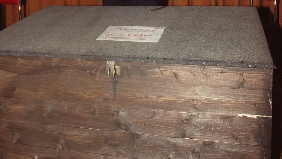 Archivbild vom 24.04.1993: Holzkiste, die am Vorabend in Berlin-Britz für eine letztlich gescheiterte Lösegeldübergabe an den Kaufhauserpresser "Dagobert" verwendet worden ist (Quelle: dpa / AP/ Rainer Klostermeier).gabe an den Kaufhauserpresser "Dagobert" verwendet wurde.