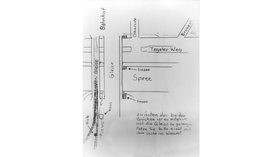 Eine Skizze, mit der Kaufhauserpresser Arno "Dagobert" Funke zwischen 1992 und 1994 der Polizei den Ort einer Lösegeldübergabe angegeben hat (Quelle: dpa ).