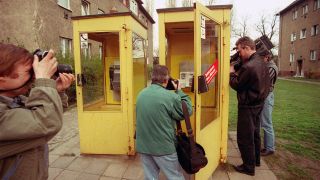 Die Telefonzelle in Berlin-Rudow, in der der Kaufhauserpresser Arno "Dagobert" Funke am 22. April 1994 seinen letzten Anruf tätigte, kurz darauf wurde er dort festgenommen (Quelle: dpa / AP / JOCKEL FINCK).