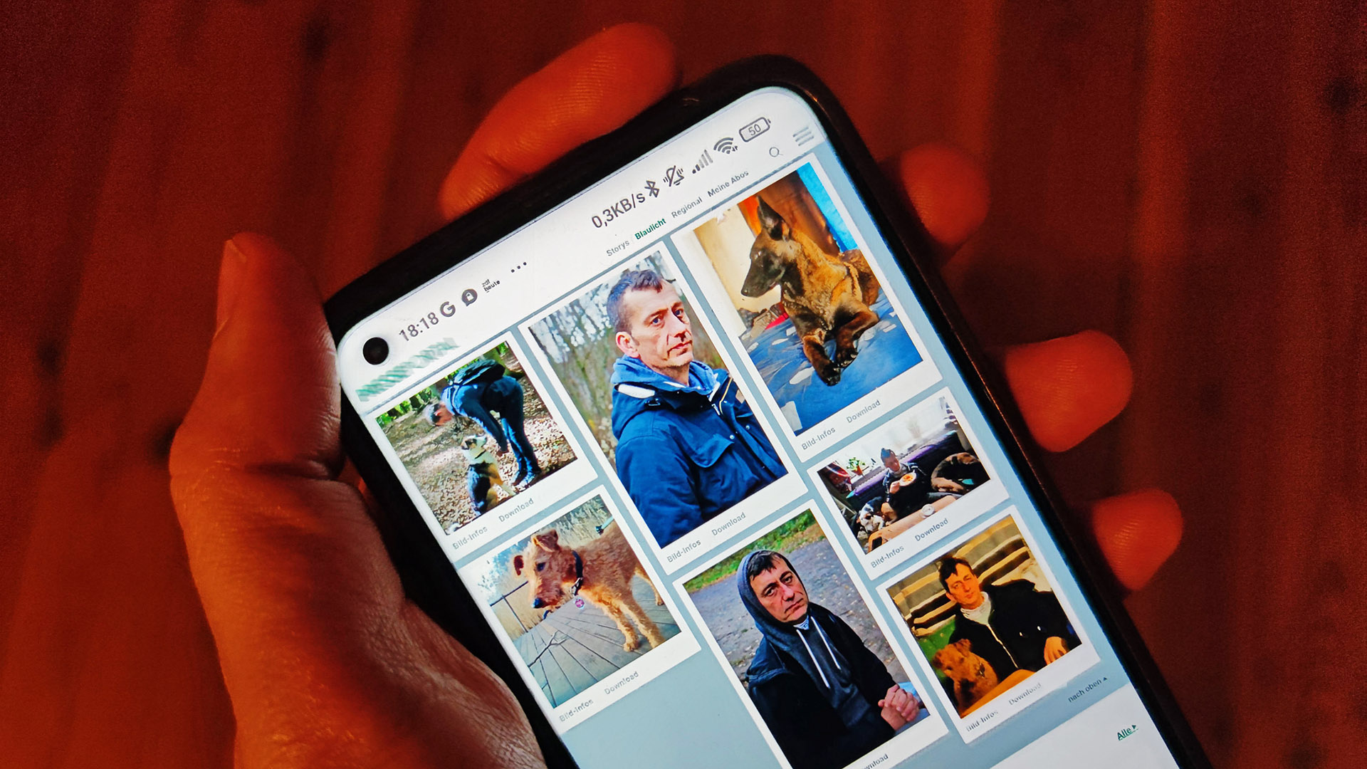 Symbolbild: Ein Nutzer hält ein Smartphone in der Hand und betrachtet die Bilder des flüchtigen RAF-Terroristen Burkhard Garweg.(Quelle:picture alliance/dts Nachrichtenagentur)