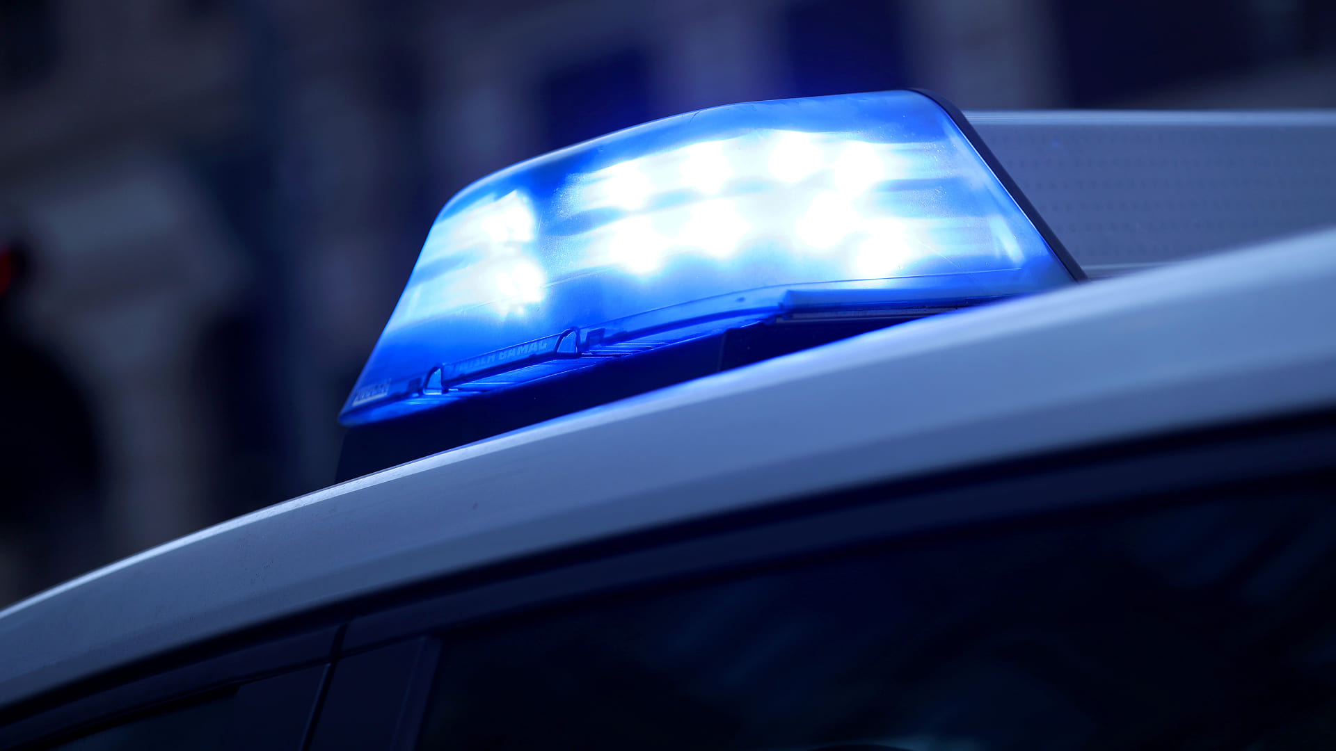 Ein Polizeifahrzeug fährt mit Blaulicht zu einem Einsatz. Blaulicht in Nahaufnahme. (Quelle: Maximilian Koch/dpa)