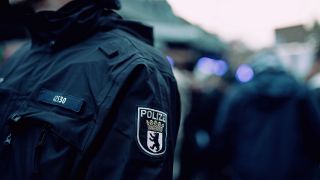 Symbolbild:Ein Berliner Polizist bei einem Einsatz mit Blaulicht.(Quelle:picture allianceSZ Photo/F.Bungert)