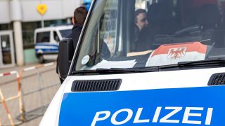 Symbolbild: Einsatzkräfte der Polizei Brandenburg im Einsatz. (Quelle: dpa/Hammerschmidt)