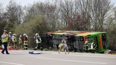 Ein Reisebus nach einem Unfall auf der A9 bei Leipzig am 27. März 2024. (Quelle: dpa)