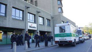 Archivbild: Einsatzkräfte der Berliner Polizei sichern den Eingang zum Vivantes-Klinikum Am Urban. (Quelle: dpa/Jörg Carstensen)