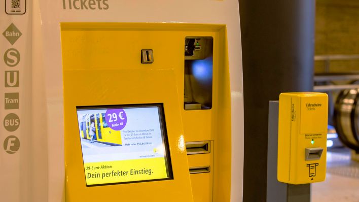 Archivbild: Eine Ticketautomat der BVG mit Werbung fuer den Abo mit dem 29 Euro Ticket in Berlin am 1. Oktober 2022. (Quelle: IMAGO/Emmanuele Contini)