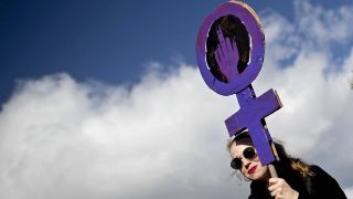 Symbolbild:Eine Teilnehmerin einer Demonstration am Frauentag in Berlin.(Quelle:imago images/IPON)