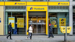 Symbolbild:Eine Postbankfiliale in Berlin-Charlottenburg.(imago images/Schoening)