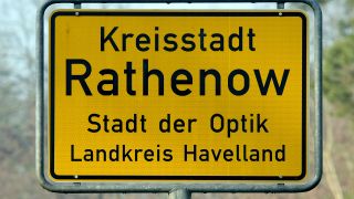 Archivbild - 08.03.2016, Brandenburg, Rathenow: Das Ortseingangsschild. (Quelle: dpa/Bernd Settnik)