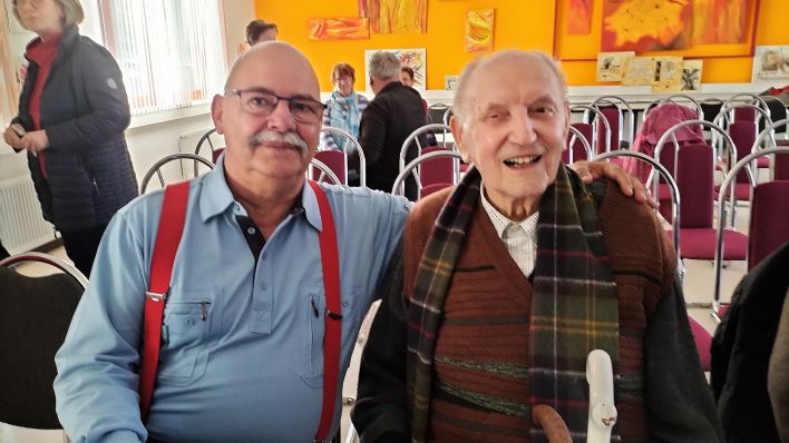 Olaf Waterstradt und der 97jährige Herbert Dannehl, der die „Putlitzer Nachrichten“ noch selbst ausgetragen hat. (Quelle: rbb/Britta Streiter)