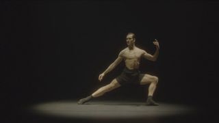 Mann tanzt Ballett