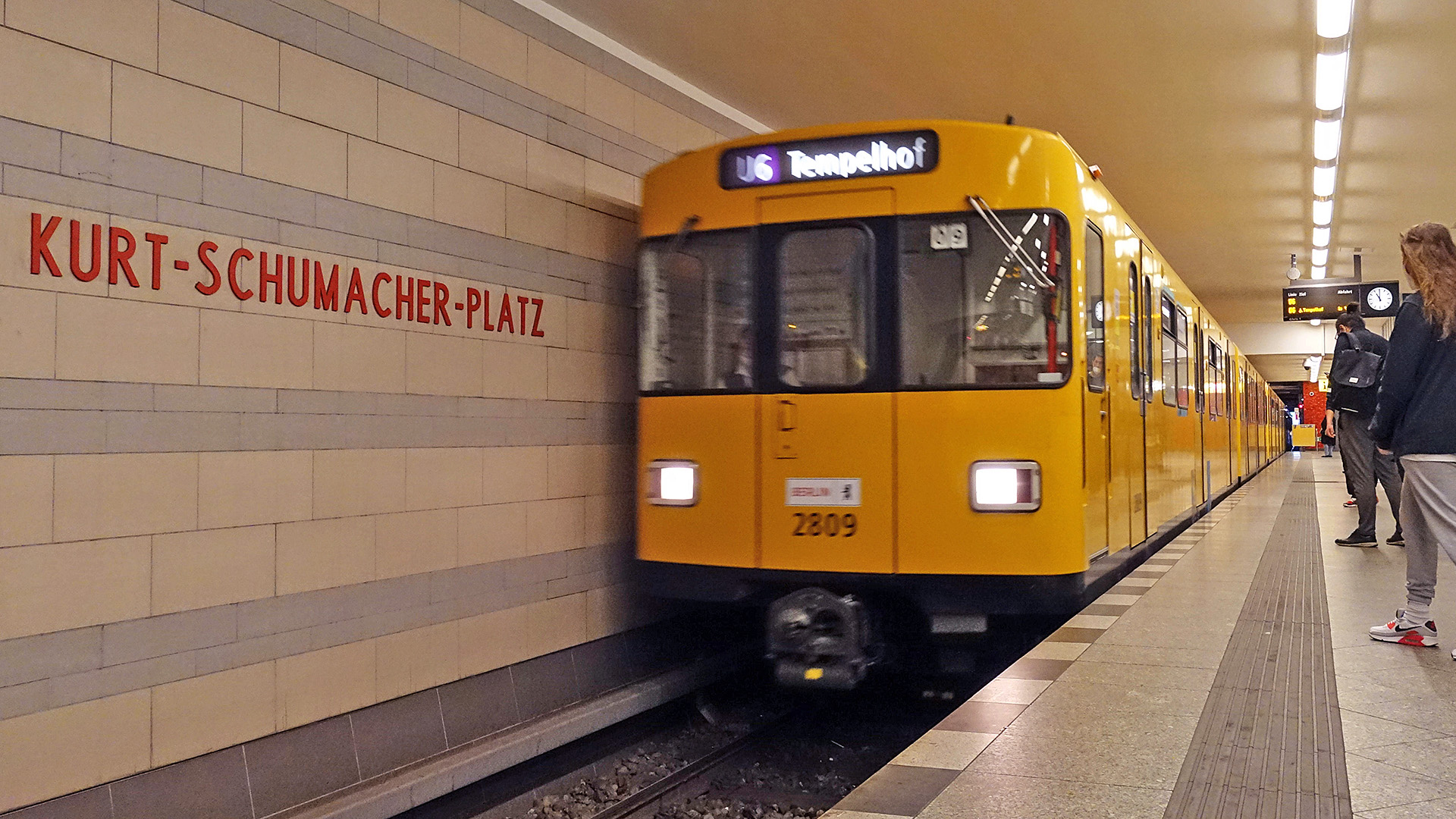 Archivbild: U-Bahn der Linie 6 faehrt in den Bahnhof Kurt-Schumacher-Platz ein am 04.06.2021.(Quelle: picture alliance/Sorge
