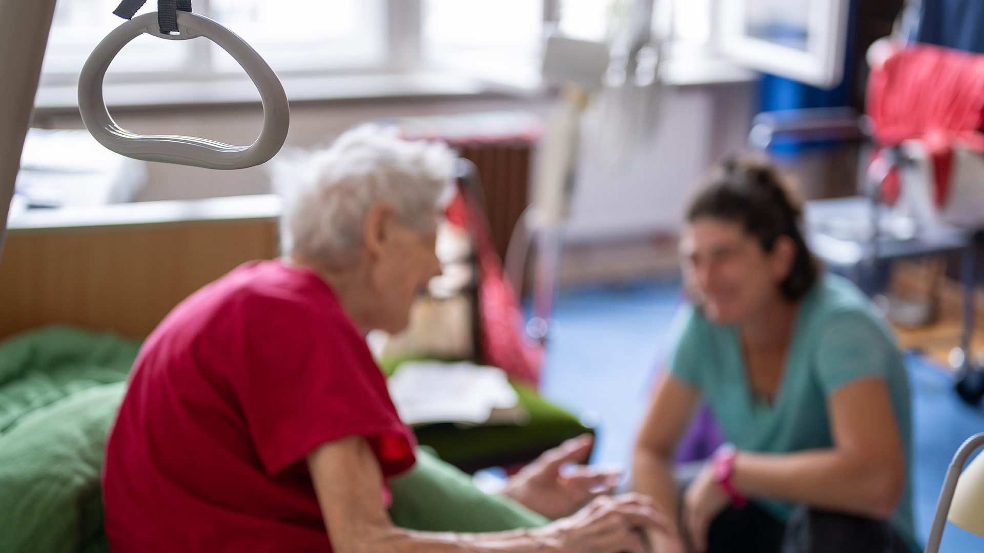 Symbolbild: Eine Pflegerin hört der 97-jährigen pflegebedürftigen Seniorin beim Hausbesuch zu. (Quelle: dpa/Skolimowska)