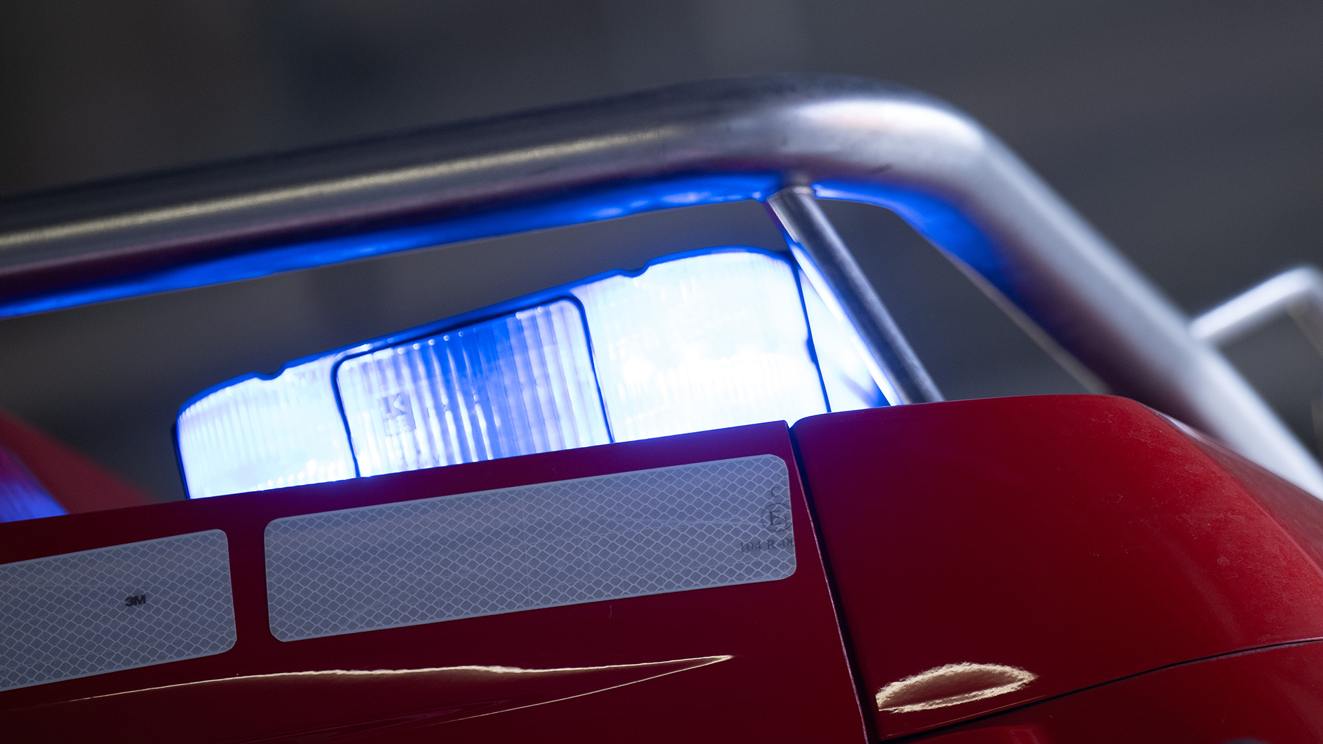 Symbolbild: Ein Blaulicht leuchtet auf einem Feuerwehrwagen. (Quelle: dpa/Sebastian Gollnow)