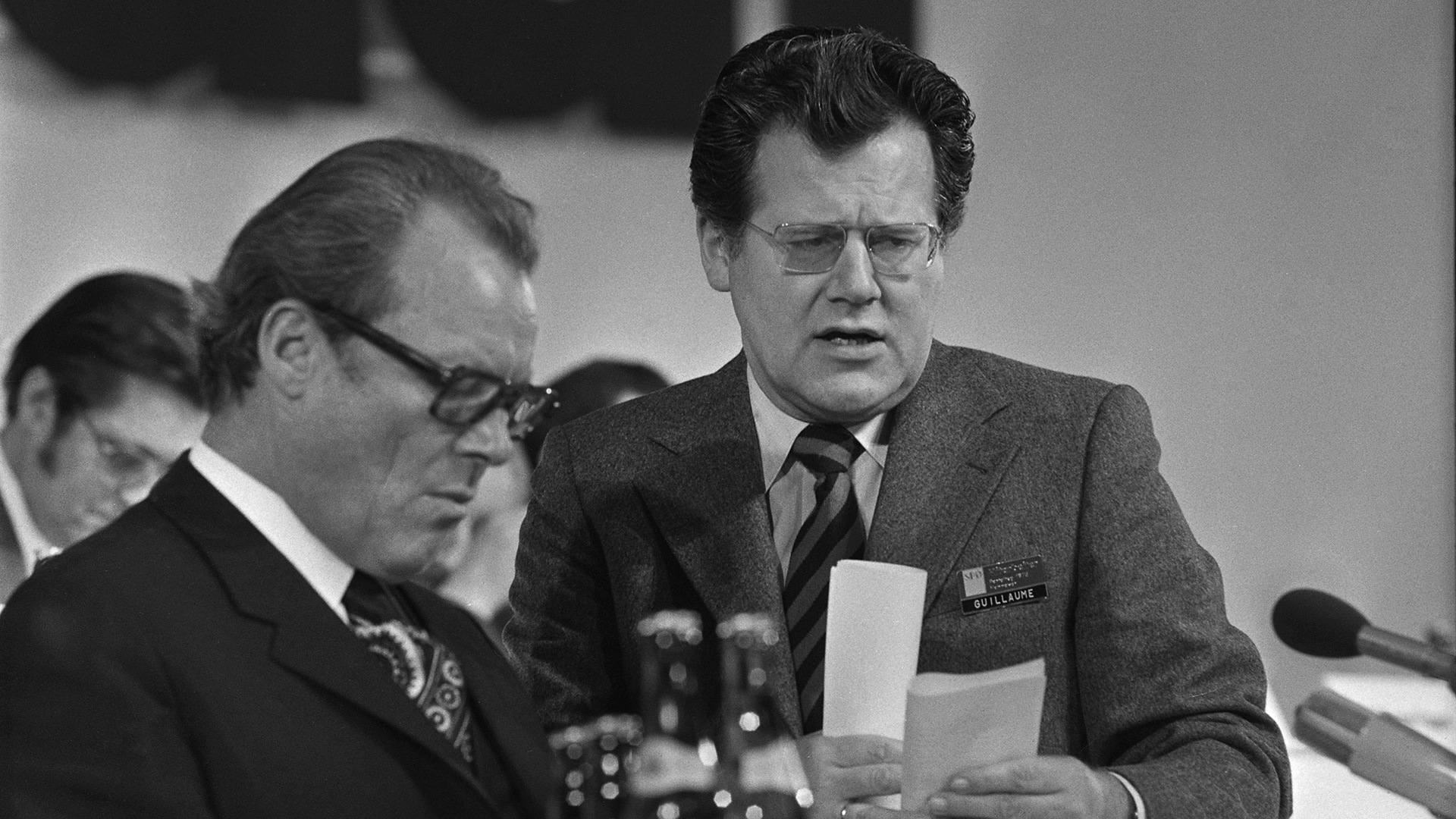 Archivbild: Bundeskanzler Willy BRANDT, und sein Mitarbeiter Guenter GUILLAUME, Referent fuer Parteiangelegenheiten, beim SPD-Parteitag vom 10.-14. April 1973 in Hannover. (Quelle: dpa/SVEN SIMON)