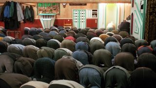 Symbolbild: In der türkischen Moschee im Berliner Bezirk Kreuzberg haben sich Moslems zum Fastengebet versammelt. (Quelle: dpa/Mittenzwei)