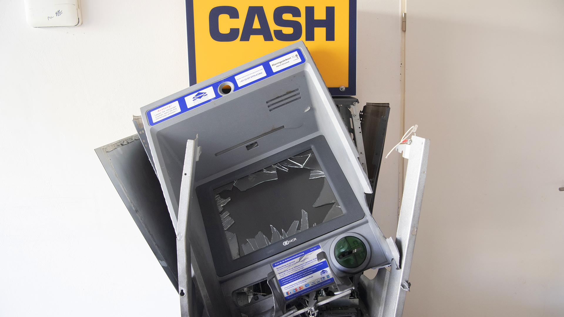 Symbolbild: Ein zerstörter Geldautomat. (Quelle: dpa/Paul Zinken)