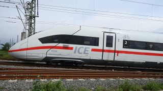 Symbolbild: ICE Triebwagen der DB Deutsche Bahn. (Quelle: dpa/Galuschka)