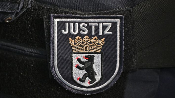 Symbolbild:Das Logo auf der Uniform eines Justizbeamter im Berliner Landgericht.(Quelle:picture alliance/dpa/S.Stache)